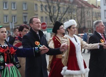 Niektórzy uczniowie zatańczyli w strojach ludowych.