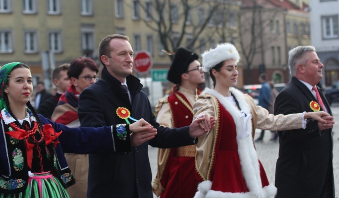 Niektórzy uczniowie zatańczyli w strojach ludowych.