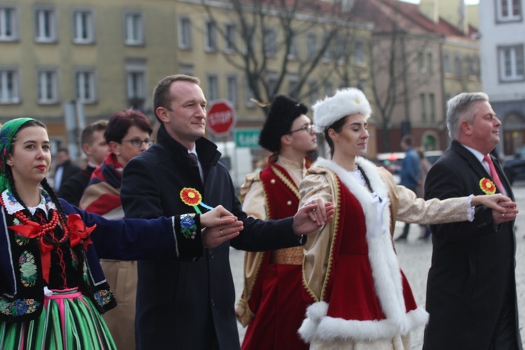 Niektórzy uczniowie zatańczyli w strojach ludowych.