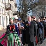 Polonez maturzystów na łowickim rynku