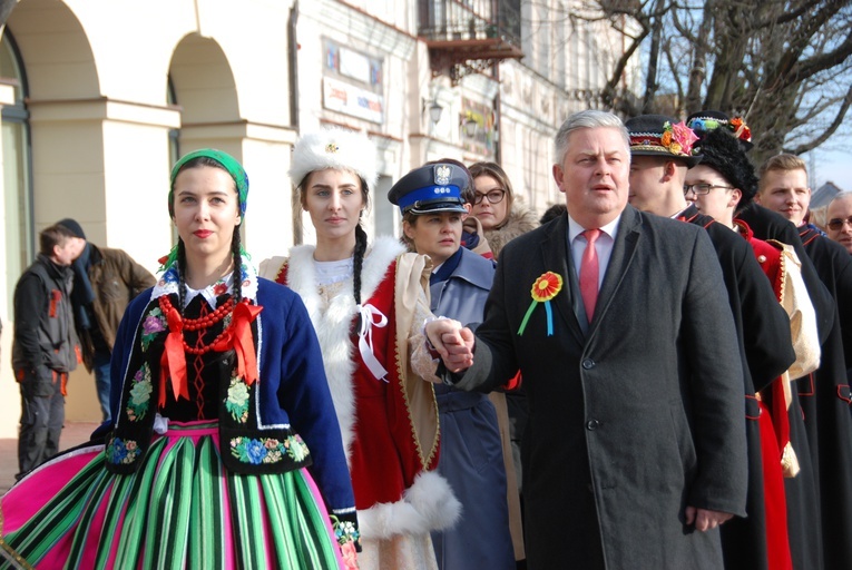 Polonez maturzystów na łowickim rynku