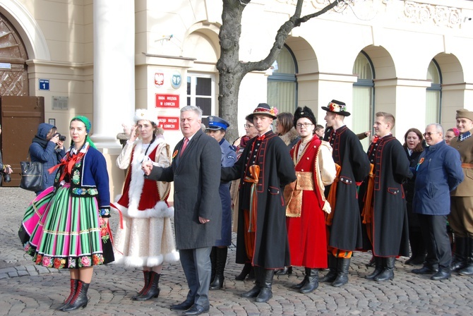 Polonez maturzystów na łowickim rynku