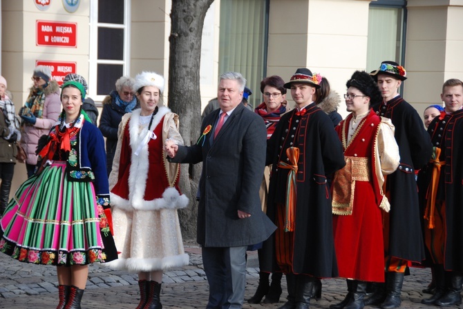 Polonez maturzystów na łowickim rynku