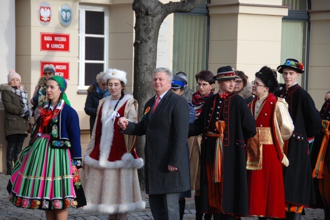 Polonez maturzystów na łowickim rynku