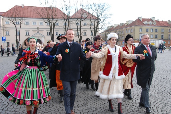 Polonez maturzystów na łowickim rynku