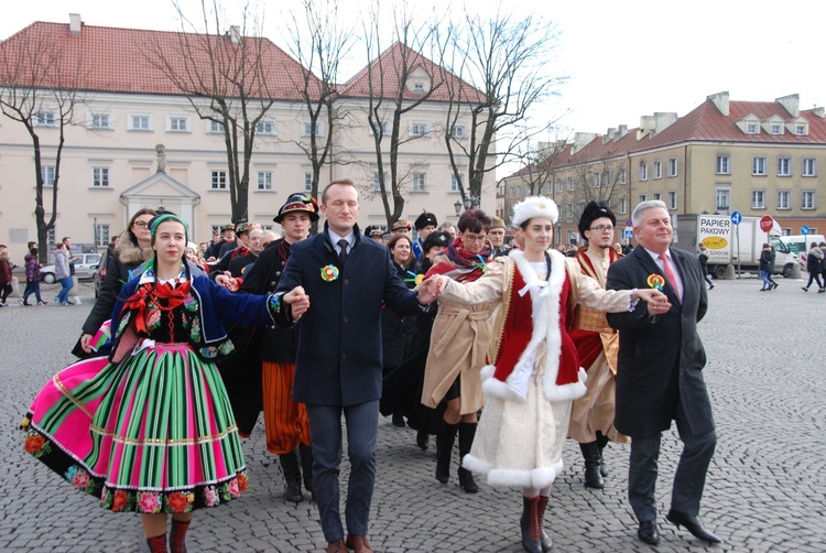 Polonez maturzystów na łowickim rynku