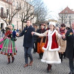 Polonez maturzystów na łowickim rynku