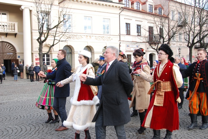 Polonez maturzystów na łowickim rynku