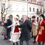 Polonez maturzystów na łowickim rynku