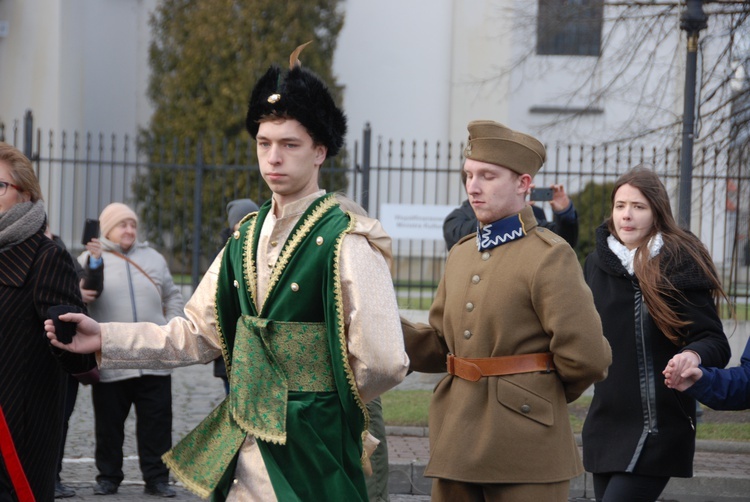 Polonez maturzystów na łowickim rynku