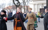 Polonez maturzystów na łowickim rynku