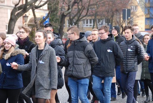 Polonez maturzystów na łowickim rynku