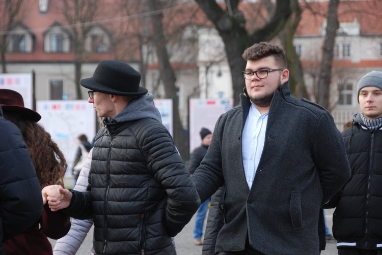 Polonez maturzystów na łowickim rynku