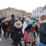 Polonez maturzystów na łowickim rynku