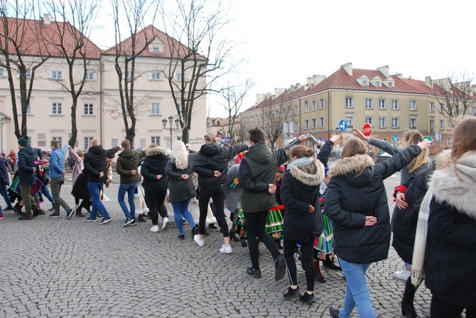 Polonez maturzystów na łowickim rynku