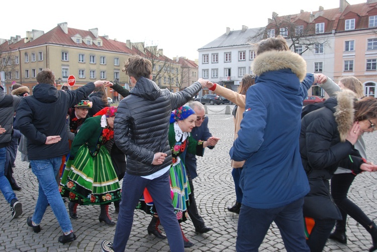 Polonez maturzystów na łowickim rynku