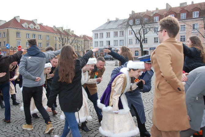 Polonez maturzystów na łowickim rynku