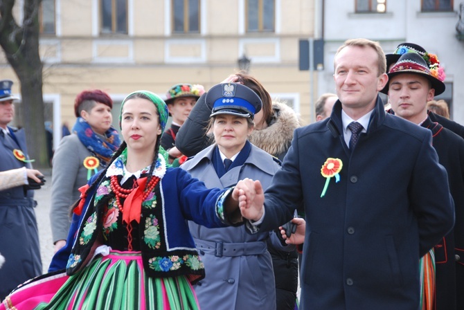 Polonez maturzystów na łowickim rynku