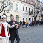 Polonez maturzystów na łowickim rynku