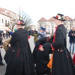 Polonez maturzystów na łowickim rynku