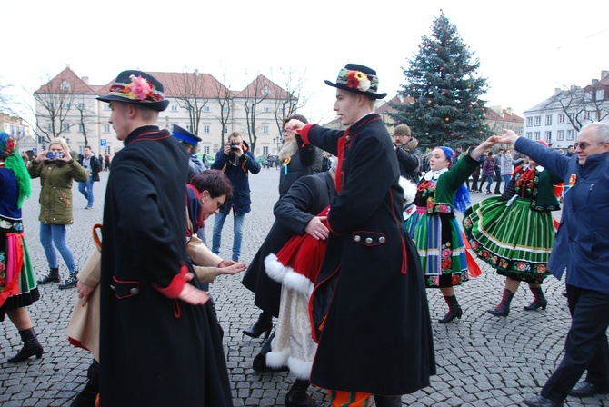 Polonez maturzystów na łowickim rynku