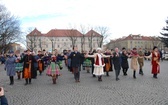 Polonez maturzystów na łowickim rynku