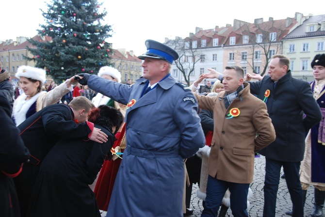 Polonez maturzystów na łowickim rynku