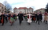 Polonez maturzystów na łowickim rynku