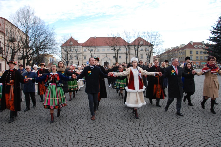 Polonez maturzystów na łowickim rynku