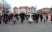 Polonez maturzystów na łowickim rynku