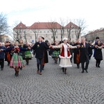 Polonez maturzystów na łowickim rynku