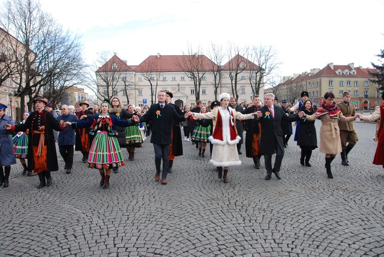 Polonez maturzystów na łowickim rynku