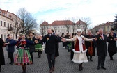 Polonez maturzystów na łowickim rynku