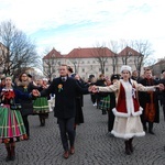 Polonez maturzystów na łowickim rynku