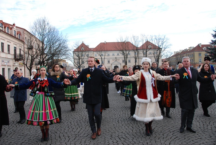 Polonez maturzystów na łowickim rynku