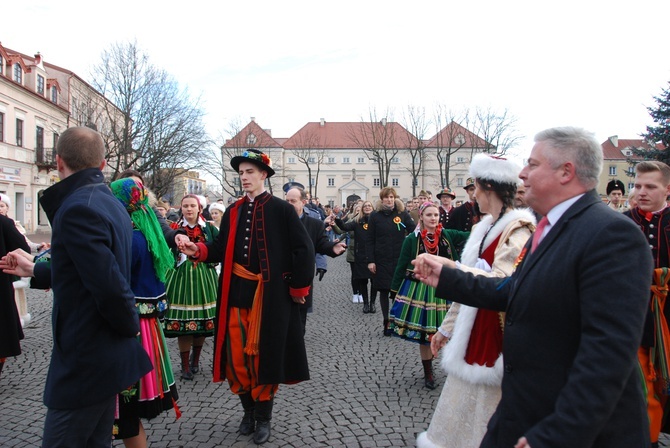 Polonez maturzystów na łowickim rynku