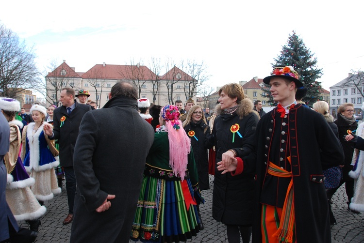 Polonez maturzystów na łowickim rynku