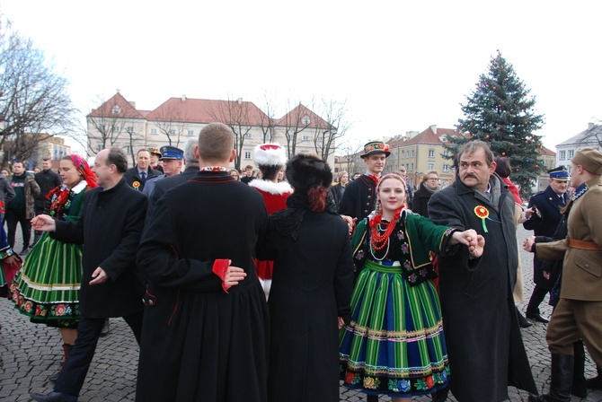 Polonez maturzystów na łowickim rynku