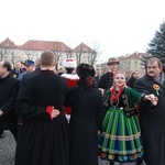 Polonez maturzystów na łowickim rynku