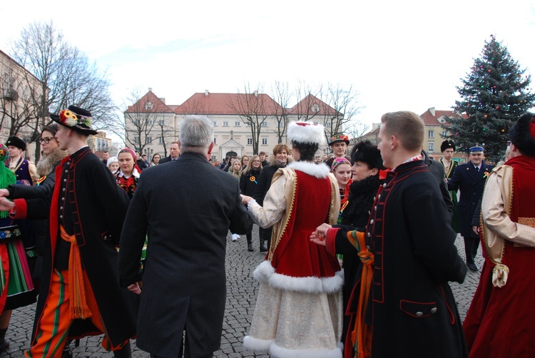 Polonez maturzystów na łowickim rynku