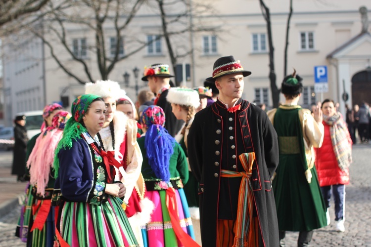 Polonez maturzystów na łowickim rynku