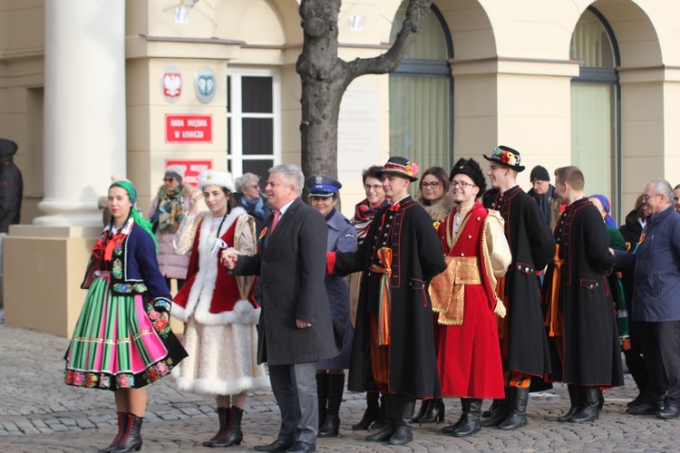 Polonez maturzystów na łowickim rynku