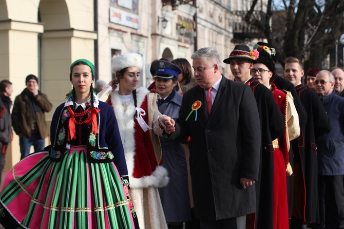 Polonez maturzystów na łowickim rynku