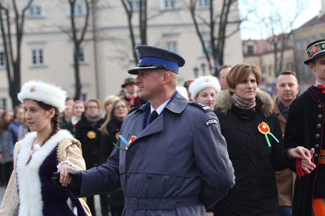 Polonez maturzystów na łowickim rynku