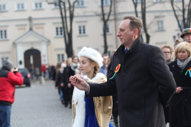 Polonez maturzystów na łowickim rynku