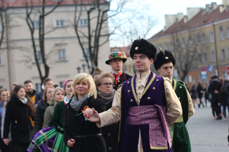 Polonez maturzystów na łowickim rynku