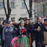 Polonez maturzystów na łowickim rynku