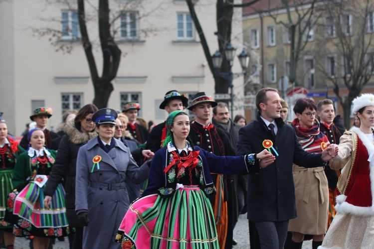 Polonez maturzystów na łowickim rynku