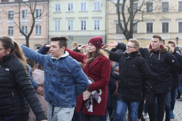 Polonez maturzystów na łowickim rynku