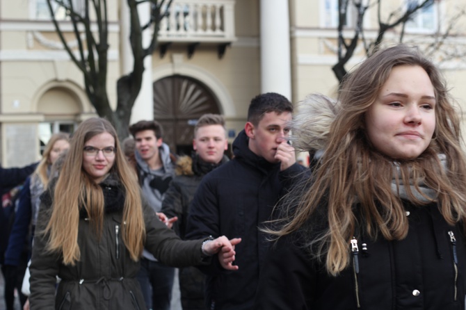 Polonez maturzystów na łowickim rynku